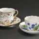 2 Diverse Meissen Kaffeetassen/UT, Porzellan polychrom und goldstaffiert, 20.Jh.: 1 B-Form "Streublümchen" (H. 8cm) und 1 Neuer Ausschnitt "Deutsche Blume" (H. 6,5cm, 2 Schleifstr.) - Foto 1