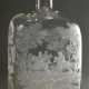 Große eckige Glasflasche mit allseitigem Schliffdekor "Jagdreiter", 2. Hälfte 18.Jh., H. 30,5cm - фото 1