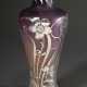 Jugendstil Vase aus violett verlaufendem Glas mit floralem Silber Overlay, um 1900, H. 26cm - photo 1