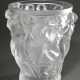 Lalique Vase "Bacchantes", Entw.: René Lalique 1927, Ausf.: nach 1945, farbloses Glas mattiert, am Standring sign. und num. "D 281", H. 24cm, Ø 19cm - фото 1