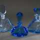 3 Diverse blaue Glas Karaffen mit dreieckig geschliffenem Korpus und Stöpsel, H. 17,5-21,5cm - Foto 1