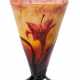 Trichterförmige Vase mit Lilien - Foto 1