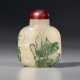 A WELL-CARVED CAMEO AGATE ‘KATYDID AND CAGE’ SNUFF BOTTLE - Foto 1