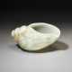 A RARE FINELY CARVED PALE GREYISH-WHITE JADE CARVING OF A CONCH SHELL - Foto 1