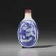 A BLUE-OVERLAY `SNOWSTORM` GLASS SNUFF BOTTLE - фото 1