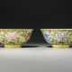 TWO RARE AND SUPERBLY DECORATED FAMILLE ROSE YELLOW-GROUND BOWLS - Foto 1