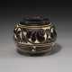 A SMALL CARVED CIZHOU BLACKISH-BROWN-GLAZED JAR - Foto 1