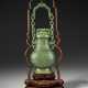 AN ARCHAISTIC SPINACH-GREEN JADE HANGING VASE AND COVER - Foto 1