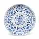 A BLUE AND WHITE `EIGHT BUDDHIST EMBLEMS` DISH - Foto 1