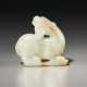 A WHITE JADE CARVING OF A RECUMBENT BEAST SUPPORTED ON VAPORS - Foto 1