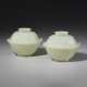 A PAIR OF PALE GREENISH-WHITE JADE BOWLS AND COVERS - Foto 1