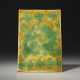 A RARE YELLOW AND GREEN-GLAZED RECTANGULAR `DRAGON` TILE - Foto 1