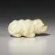 A PALE BEIGISH-WHITE JADE CARVING OF A CROUCHING BEAST - Foto 1