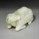 A PALE GREENISH-WHITE JADE RAM-FORM BOX AND COVER - Foto 1