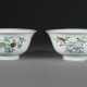 A VERY RARE PAIR OF DOUCAI AND FAMILLE ROSE `SANDUO` BOWLS - Foto 1