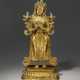 A GILT-BRONZE FIGURE OF A STANDING BODHISATTVA - Foto 1