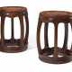 A RARE PAIR OF HUANGHUALI BARREL-FORM STOOLS - Foto 1