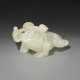 A WHITE JADE CARVING OF A TOAD WITH POMEGRANATE - Foto 1