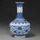 A BLUE AND WHITE `LOTUS` BOTTLE VASE - Foto 1