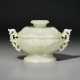 A CARVED WHITE JADE ARCHAISTIC CENSER AND A COVER - Foto 1