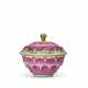 A FAMILLE ROSE `LOTUS` BOWL AND COVER - Foto 1