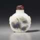 A CARVED GREY AND WHITE JADE SNUFF BOTTLE - фото 1