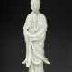 A LARGE GREENISH-WHITE JADE FIGURE OF GUANYIN - Foto 1