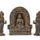 A BLACK STONE TRIAD WITH BUDDHA AND BODHISATTVAS - Foto 1