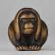 A CARVED WOOD NETSUKE OF A MONKEY - Foto 1