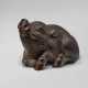 A CARVED WOOD NETSUKE OF A BOAR - Foto 1