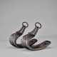 A PAIR OF IRON STIRRUPS WITH CHERRY BLOSSOMS - Foto 1