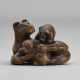 A CARVED WOOD NETSUKE OF DOGS - фото 1