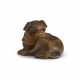 A CARVED WOOD NETSUKE OF A RECUMBENT DOG - Foto 1