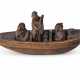 A CARVED WOOD NETSUKE OF FIGURES ON BOAT - Foto 1