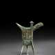 A BRONZE RITUAL TRIPOD WINE VESSEL, JUE - Foto 1