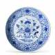 A BLUE AND WHITE 'LOTUS BOUQUET' DISH - Foto 1