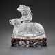 A VERY RARE AND FINELY CARVED ROCK CRYSTAL 'STAG AND GONG' GROUP - Foto 1