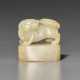 A PALE BROWNISH-WHITE JADE SEAL WITH BUDDHIST LION-FORM FINIAL - Foto 1