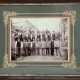 Schwarz/ Weiß-Foto um 1900 "Zimmermannszunft", 17x23 cm, im Passepartout hinter Glas und Rahmen - фото 1