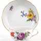 Meissen-Tasse mit UT, 1924-34, Bunte Blume 3 mit Goldrand, Altozier, Schwertermarke mit 1 Schleifstrich - photo 1