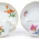 2 Meissen-Tassen mit UT, Bunte Blume 1 und Bunte Blume 2, mit Goldrand, 2 Schleifstriche - фото 1