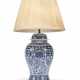 A CHINESE BLUE AND WHITE PORCELAIN VASE TABLE LAMP - Foto 1