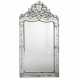 A VENETIAN ETCHED GLASS MIRROR - Foto 1