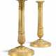 A PAIR OF CHARLES X ORMOLU CANDLESTICKS - Foto 1