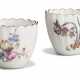 A PAIR OF CHELSEA PORCELAIN FLUTED BEAKERS - фото 1