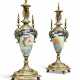 A PAIR OF FRENCH 'JAPONISME' ORMOLU, PATINATED BRONZE AND CLOISENNE ENAMEL COVERD VASES - Foto 1