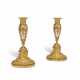 A PAIR OF LOUIS XVI ORMOLU AND SILVERED BRONZE CANDLESTICKS - Foto 1