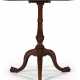 A GEORGE II MAHOGANY TILT-TOP TEA TABLE - Foto 1