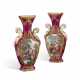 A PAIR OF CHELSEA PORCELAIN CLARET-GROUND VASES - Foto 1