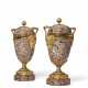 A PAIR OF LATE LOUIS XVI ORMOLU-MOUNTED GRANITO ROSSO POT-POURRI VASES - Foto 1